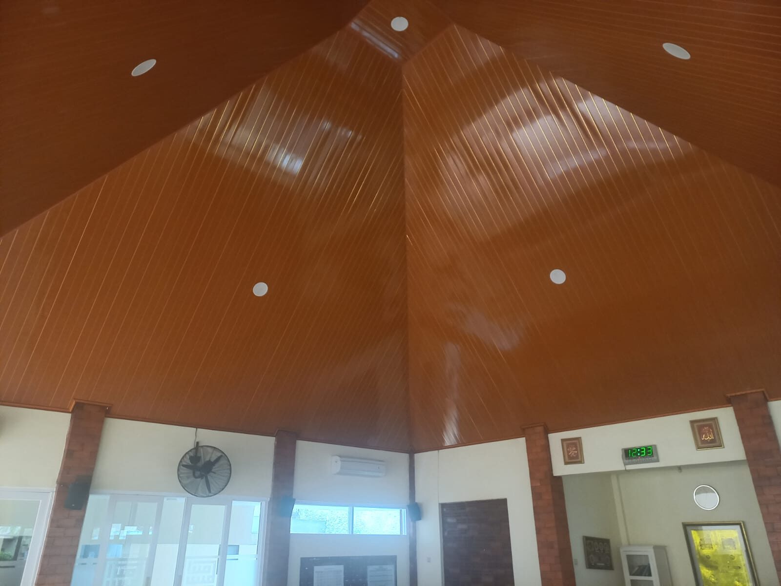 Plafon kayu PVC dengan lampu downlight